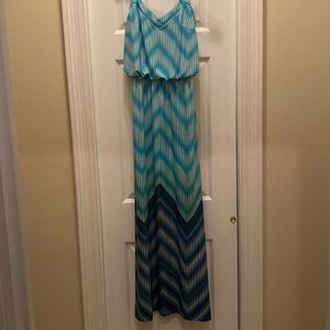 Stretchy dress with slit by leg